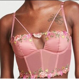 Victoria's Secret Embroidered Unlined Strappy Corset
Top Dusty Rose XS